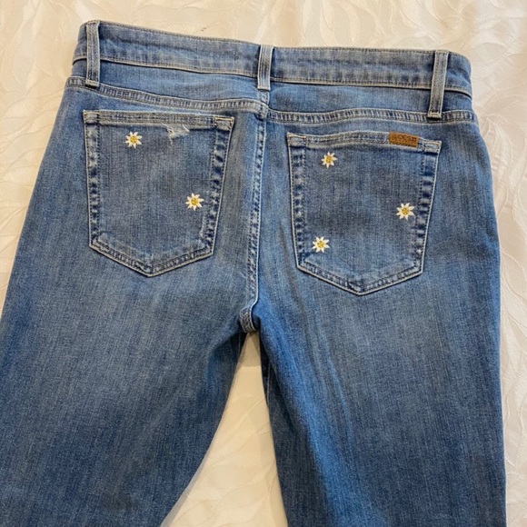 ‼️SOLD‼️Super cute embroidered daisy jeans! - Picture 3 of 4